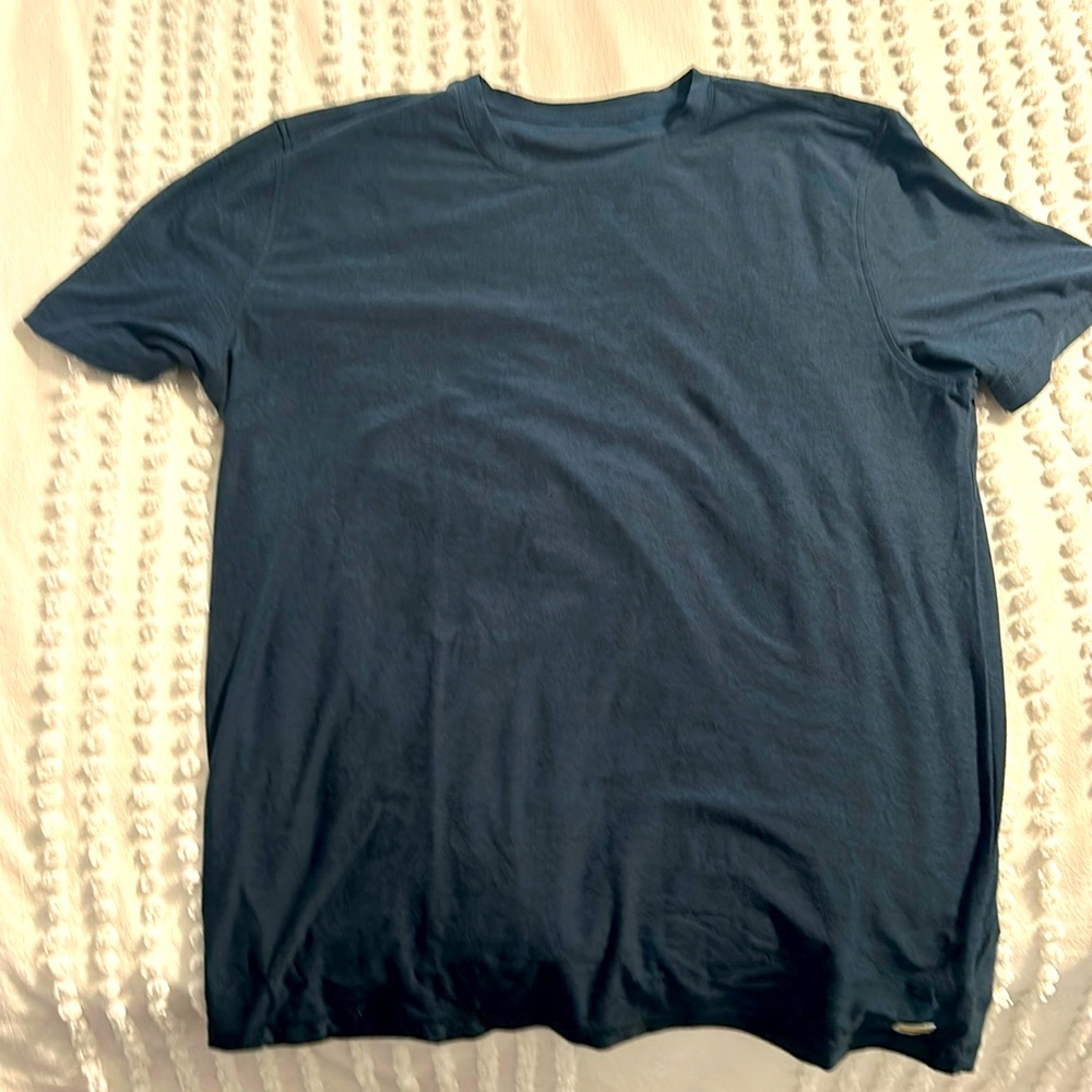 vuori large t shirt - worn once